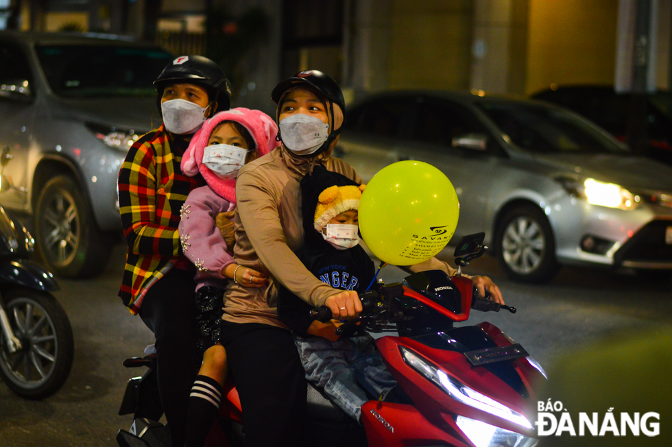 People were seen wearing face masks in public places. Photo: X. SON