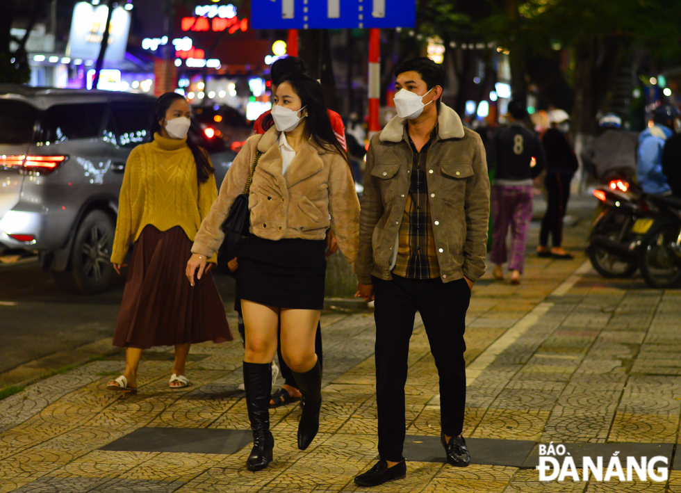 Young couple walking hand in hand on Christmas Eve. Photo: XUAN SON