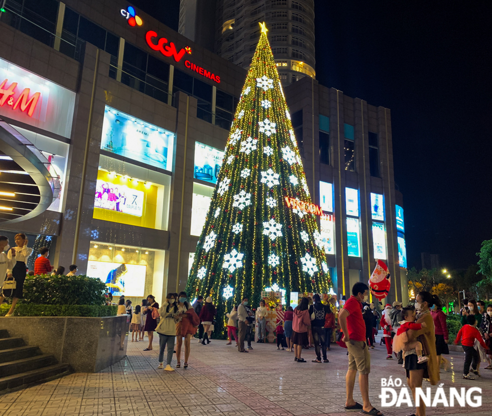 The giant Christmas tree in front of the main entrance to the Vincom Ngo Quyen Trade Centre attracted a great deal of attention from local residents and visitors. Photo: NGUYEN LE