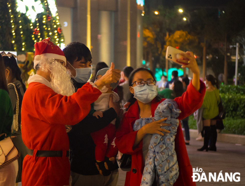 Everyone wants to have pictures of Santa Claus and Christmas trees. Photo: NGUYEN LE