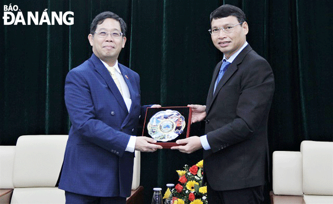 Da Nang Peoples Committee Vice Chairman Ho Ky Minh (right) presenting a memento to Mr. Apirat Sugondhabhirom, the Royal Thai Consul-General in Ho Chi Minh City during a meeting between the city’s leaders and Thai businesses in May 2019. Photo: THANH LAN