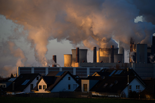 Khói hơi bốc lên từ nhà máy nhiệt điện Niederaussem ở Đức. Ảnh: Getty Images