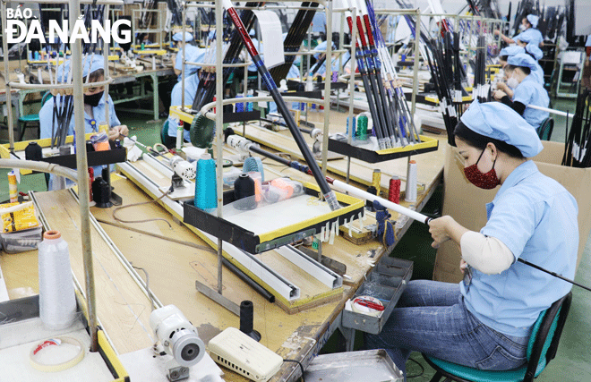 Supporting businesses to overcome difficulties caused by the COVID-19 impacts is one of the solutions to economic recovery and development. Workers are seen at the Daiwa Viet Nam Co., Ltd. locate in Hoa Khanh Industrial Park, Lien Chieu District. Photo: K. HOA