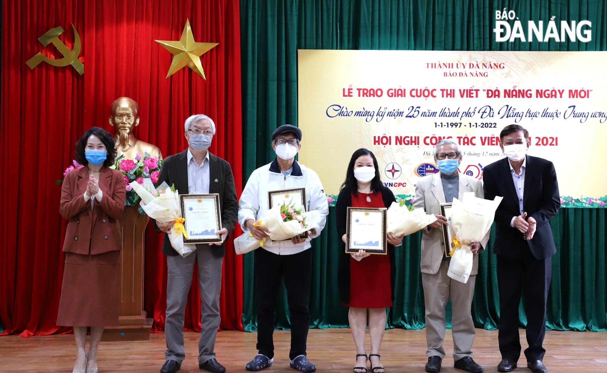 Deputy Director of the Da Nang Department of Culture and Sports Nguyen Thi Hoi An (first left) and Vice President of the municipal Journalists’ Association Le Quang A (first right) and consolation prize winners. 