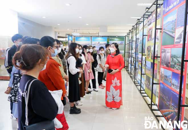 The photo exhibition ‘Da Nang - the city of bridges’ attracts a large number of visitors, many of whom are students. Photo: NGOC HA