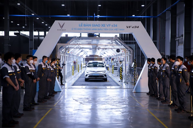 Những chiếc ô tô điện VinFast VF e34 đầu tiên chuẩn bị lăn bánh ra khỏi dây chuyền sản xuất tại nhà máy VinFast Hải Phòng.