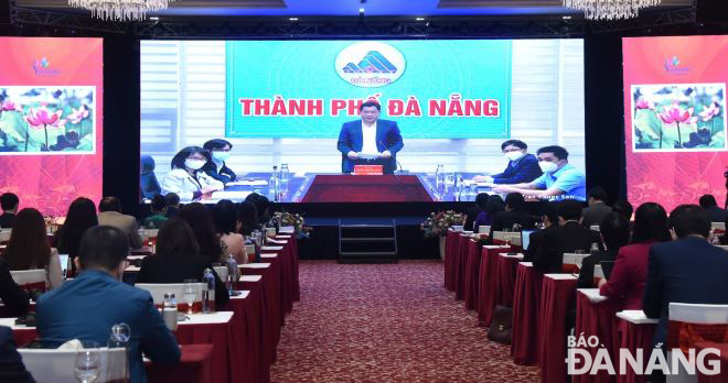 Phó Chủ tịch UBND thành phố Trần Phước Sơn trình bày tham luận với chủ đề “Thực tế xây dựng, triển khai thực hiện chính sách, cơ chế đặc thù của địa phương trong thu hút đầu tư, phát triển du lịch và đề xuất, kiến nghị” tại hội thảo từ điểm cầu Đà Nẵng. Ảnh: PV