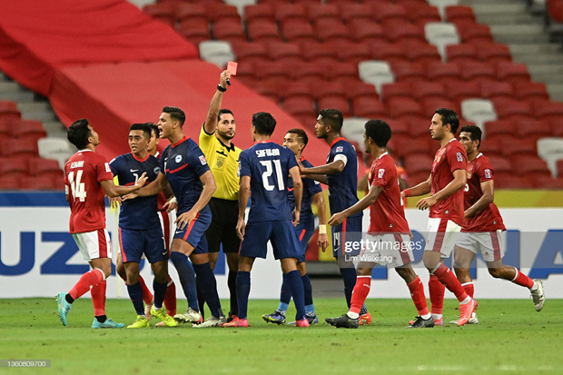 Singapore phải nhận 3 thẻ đỏ ở trận bán kết lượt về. (Nguồn: Getty Images)