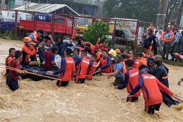 Search and rescue for victims in the disaster (Photo: VNA) 