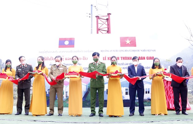 Officials of Viet Nam and Laos cut the ribbon to inaugurate the police station in in Nonghet village of Nonghet district, Xiengkhouang province, on December 25 (Photo: VNA)