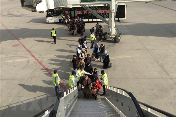 Hành khách tại sân bay Kabul, Afghanistan, ngày 4/11/2021. (Ảnh: AFP/TTXVN)