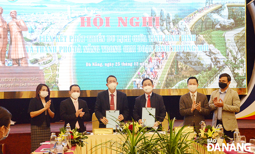 The signing ceremony between the Da Nang Department of Tourism and the Binh Dinh Province Department of Tourism