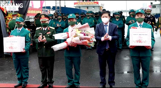 Lieutenant General Thai Dai Ngoc (2nd, left) and Da Nang Party Committee Deputy Secretary cum municipal People's Council Chairman Luong Nguyen Minh Triet (2nd, right) present congratulatory bouquets to the permanent militia naval flotilla. Photo: H.T