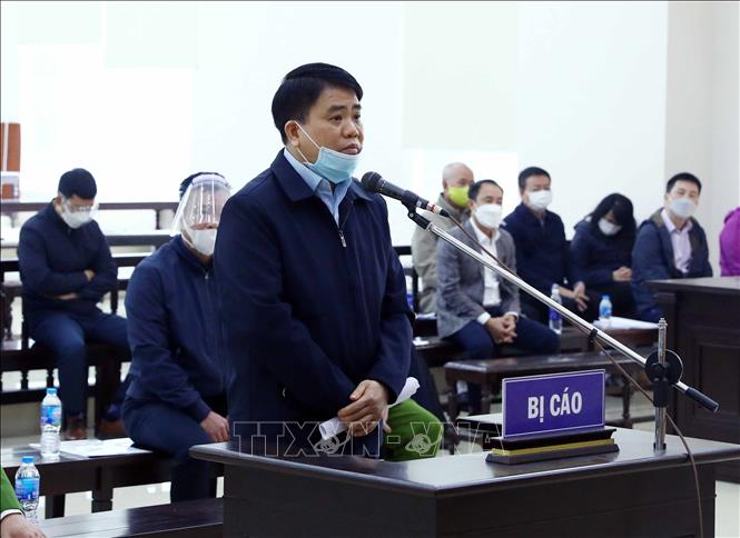 Bị cáo Nguyễn Đức Chung (sinh năm 1967, cựu Chủ tịch UBND thành phố Hà Nội) khai báo trước tòa sáng 10/12/2021. Ảnh: Phạm Kiên/TTXVN