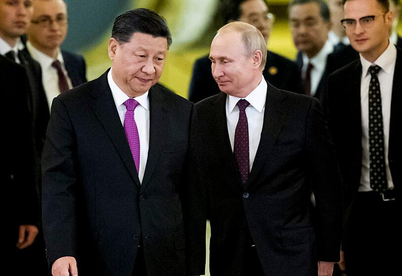 Chủ tịch Trung Quốc Tập Cận Bình (trái) và Tổng thống Nga Vladimir Putin trong một cuộc gặp ở Điện Kremlin, thủ đô Moscow. Ảnh: AP