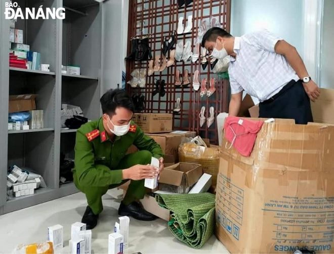 Da Nang police officers temporarily seize relevant exhibits at the 108 Ha Noi beauty salon facility. Photo: L.H