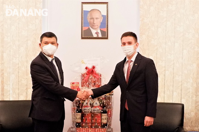 Vice Chairman of the Da Nang People's Committee Ho Ky Minh (left) extending New Year wishes to Russian Consul General in the city Parshutkin Evgeny. Photo: L.P  