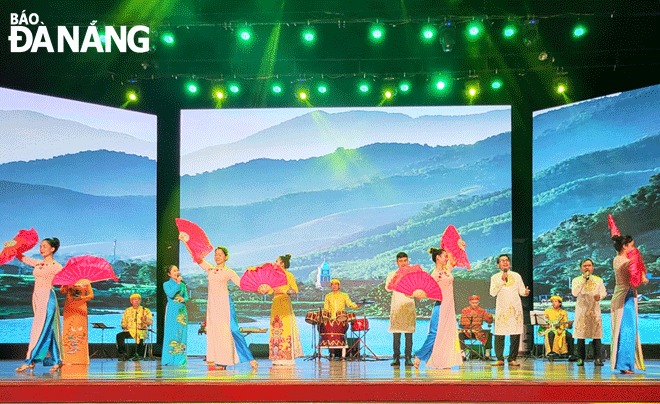 Artistes from the Da Nang Cinema and Culture Center are observed performing in a ‘bai choi’ programme entitled ‘Love Flavour of Da Nang’ which is scheduled to be live streamed on the evening of December 31. Photo: XUAN DUNG  
