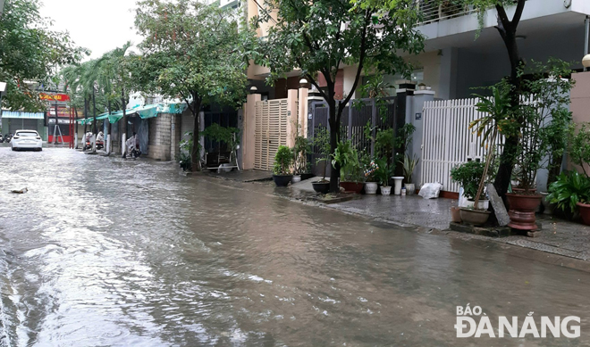 Tuyến đường kiệt 99 Núi Thành (quận Hải Châu) bị ngập nước cục bộ vào chiều 27-12.