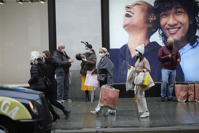 Người dân mua sắm tại phố Oxford ở thủ đô London, Anh, ngày 26/12/2021. Ảnh: THX/ TTXVN