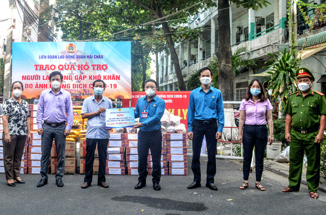 Ông Nguyễn Duy Minh, Chủ tịch Liên đoàn Lao động thành phố (thứ ba, từ phải sang) cùng lãnh đạo Quận ủy, Liên đoàn Lao động quận Hải Châu trao quà hỗ trợ cho người lao động tại khu vục phong tỏa, cách ly phường Thuận Phước, quận Hải Châu.