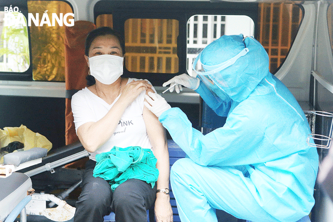 Healthcare workers giving life-saving jabs to older adults who find it challenging to visit a vaccination site along with people in locked down area. Photo: PHAN CHUNG