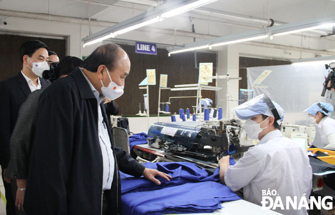 State President Nguyen Xuan Phuc visiting the company’s production workshop