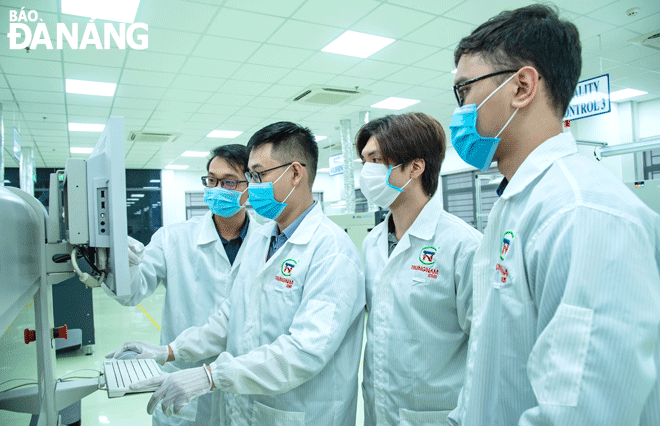 Da Nang is focusing on innovating its growth model, restructuring the economy, improving laboUr productivity and the competitiveness of the economy. Engineers are seen at SMT high-tech electronics research and production factory (Trungnam EMS) located in the Da Nang Hi-Tech Park. Photo: NGUYEN DANG KHIEM