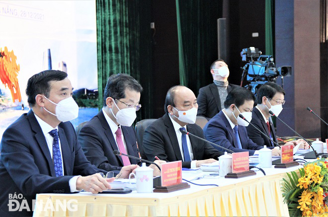 Ủy viên Bộ Chính trị, Chủ tịch nước Nguyễn Xuân Phúc (giữa) cùng lãnh đạo thành phố chủ trì tọa đàm. Ảnh: LAM PHƯƠNG