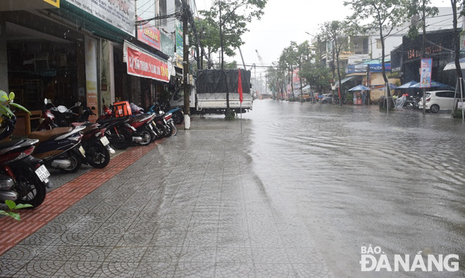 Tuyến đường Núi Thành đoạn phía bắc công trình nút giao thông phía tây cầu Trần Thị Lý bị ngập nước mấy ngày qua.