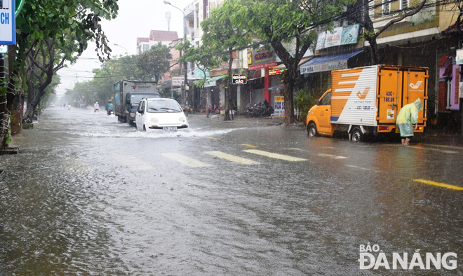 Tuyến đường Lê Tấn Trung bị ngập vì chậm thi công tuyến cống nối với tuyến cống Biển Đông để thoát nước mưa ra biển.