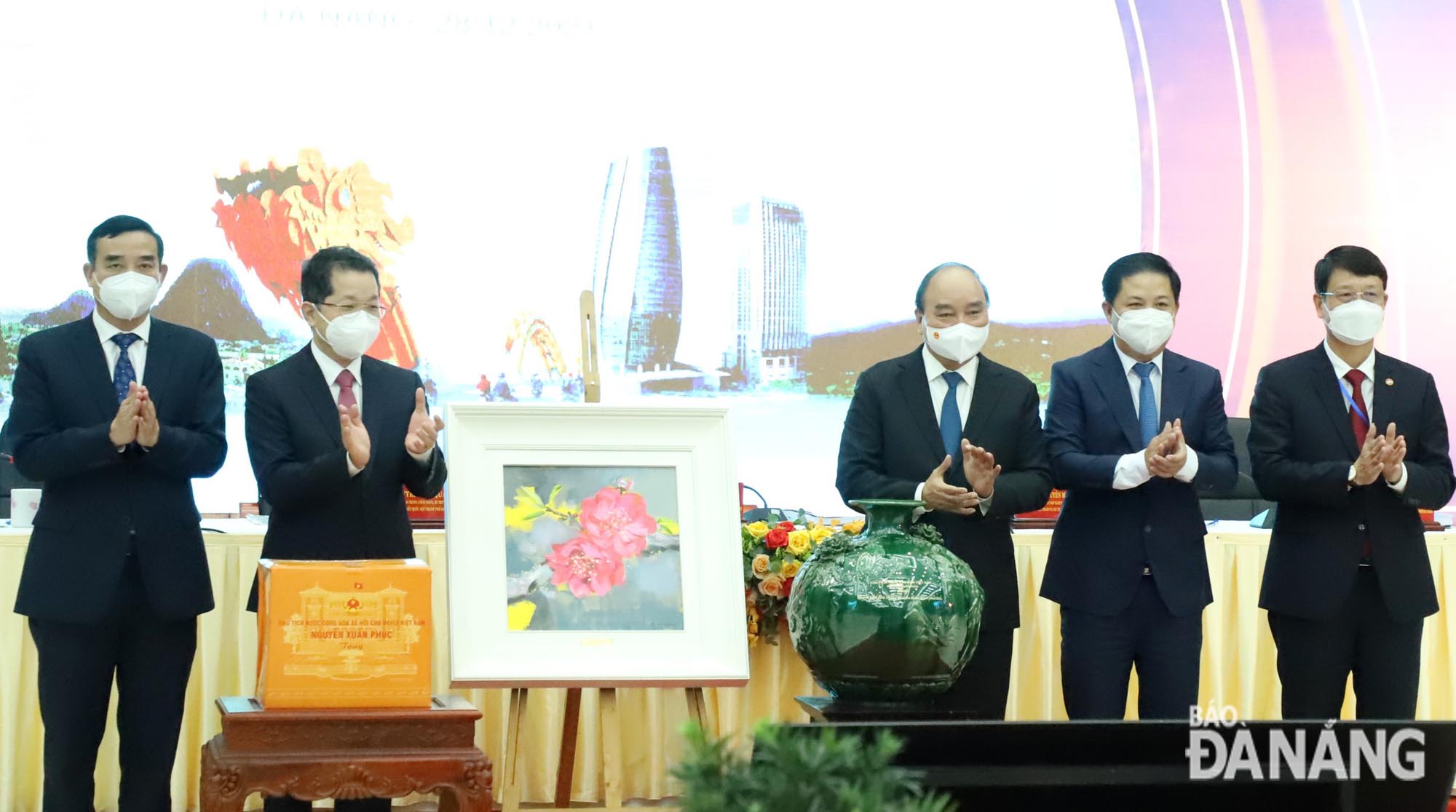 Chủ tịch nước Nguyễn Xuân Phúc tặng quà lưu niệm cho lãnh đạo thành phố Đà Nẵng. Ảnh: NGỌC PHÚ
