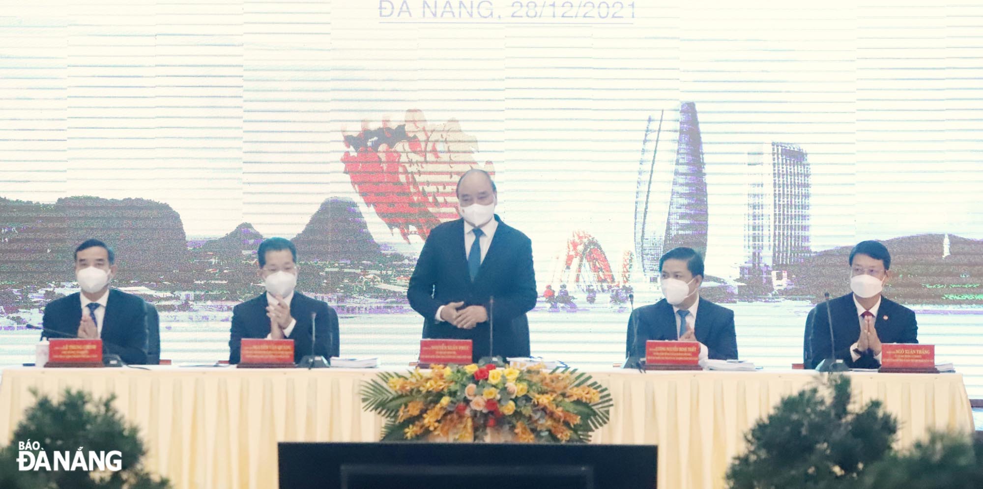 State President Nguyen Xuan Phuc (centre), Secretary of the Da Nang Party Committee Nguyen Van Quang (second left), municipal Party Committee Deputy Secretary Luong Nguyen Minh Triet (second right), municipal People's Committee Chairman Le Trung Chinh (first left), and Chairman of the municipal Fatherland Front Committee Ngo Xuan Thang (first right) co-chaired the talk.