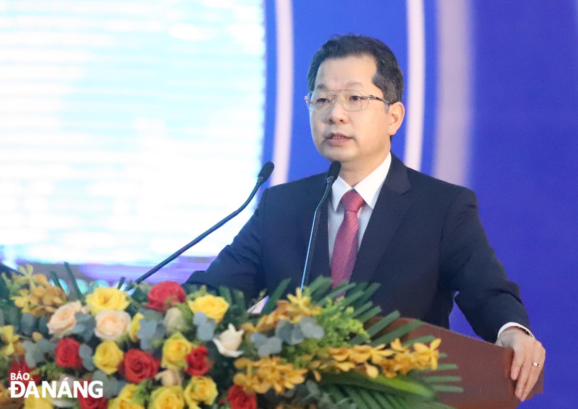 Secretary of the municipal Party Committee Nguyen Van Quang delivering his opening speech at the talk 