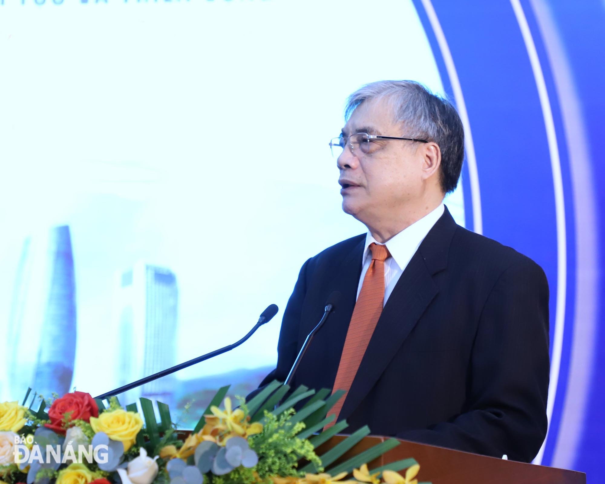 Assoc. Prof. Dr. Tran Dinh Thien, former Director of the Viet Nam Institute of Economics and a member of the Prime Minister's Economic Advisory Group for the 2016 - 2021 term delivers a speech. Photo: NGOC PHU