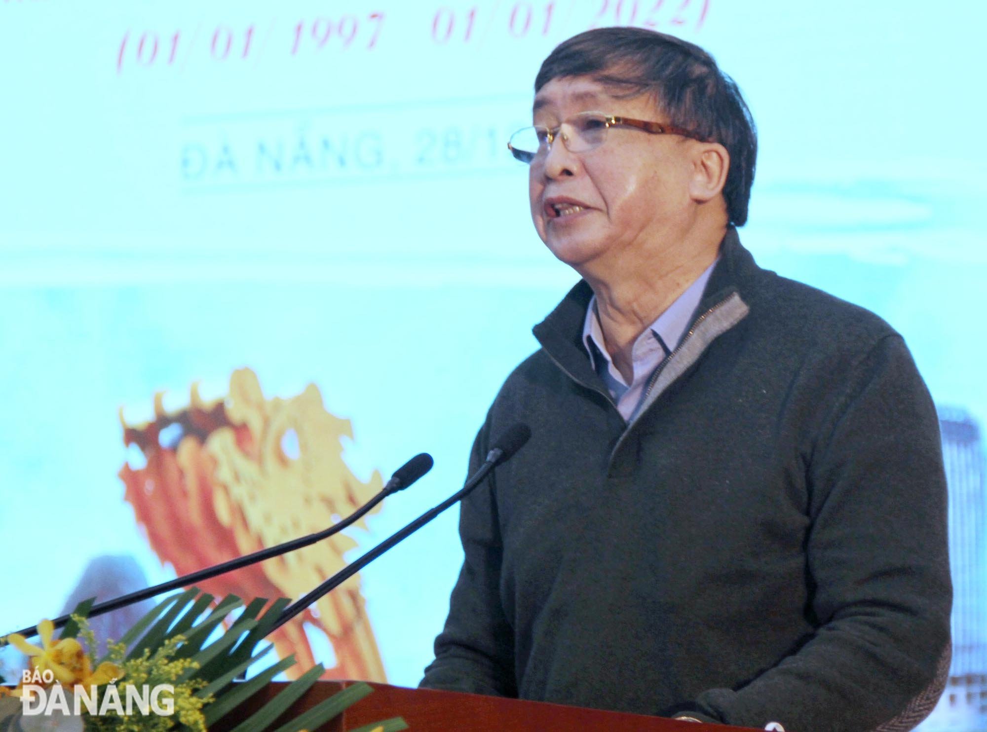  Mr Bui Van Tieng, the Chairman of the Da Nang Union of Literary and Art Associations presents his constructive ideas at the event.  Photo: LAM PHUONG