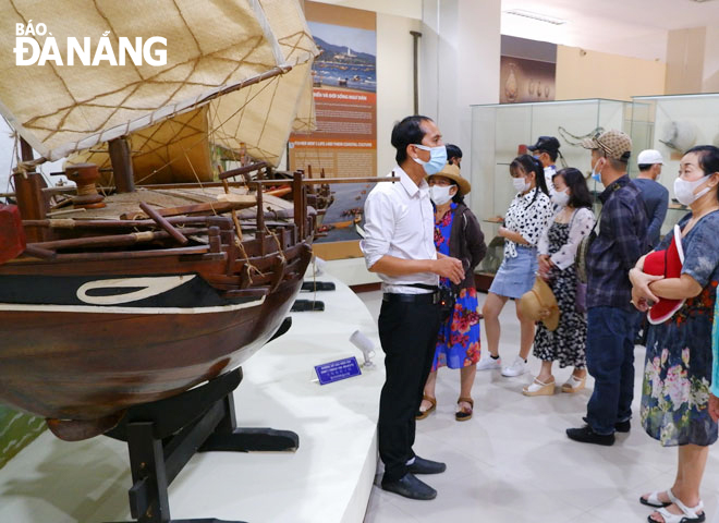 Mr Tran Chuan, Head of Education - Communication Department, Danang Museum, introduced to visitors the gourd boat associated with the life of Da Nang fishermen. Photo: T.Y