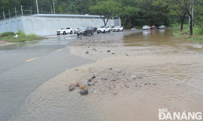 Water, soil and rocks were released from the Da Spring on flooded Le Van Luong Street due to overflow of this spring.