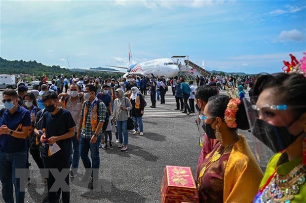 Tourists arrive at Langkawi Island, Malaysia, September 16. (Photo: AFP/VNA)