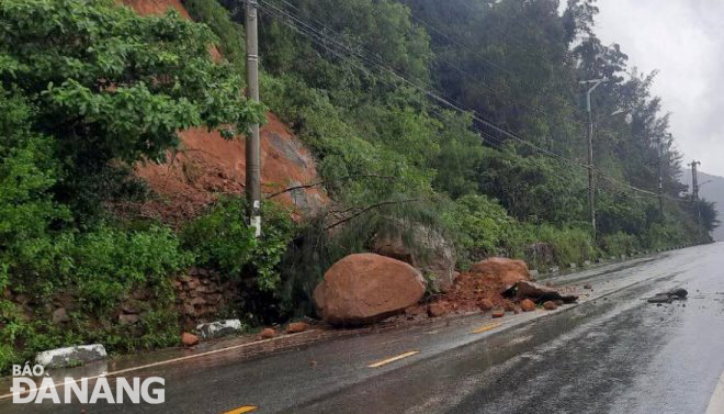 Soil caused by landslides has covered Hoang Sa Route, with rocks on the Son Tra Mountain being loosened up by rain also falling off. Photo: PV