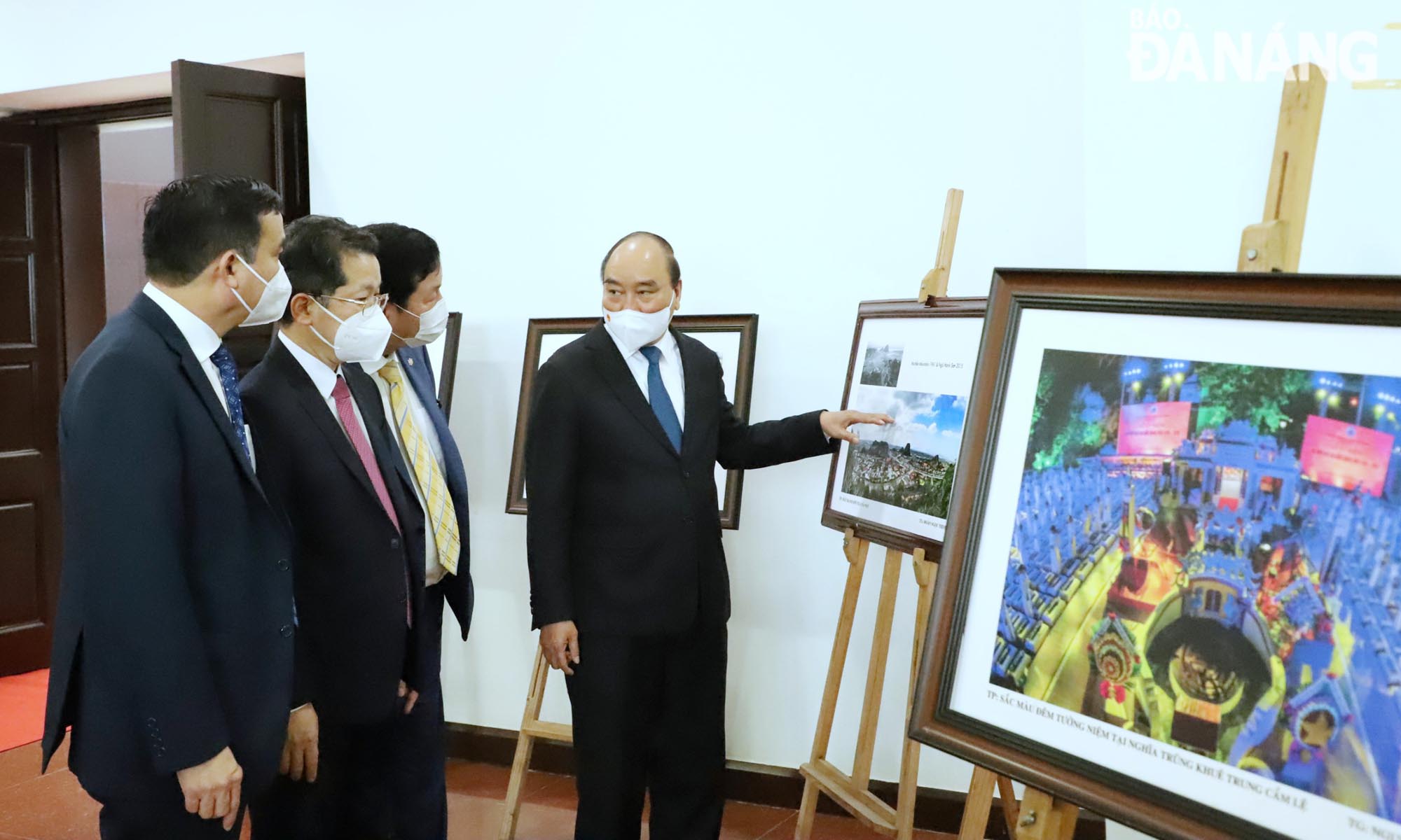  State President Nguyen Xuan Phuc (right) and key Da Nang leaders visit an exhibition highlighting Da Nang’s achievements recorded over the past 25 years. Photo: NGOC PHU