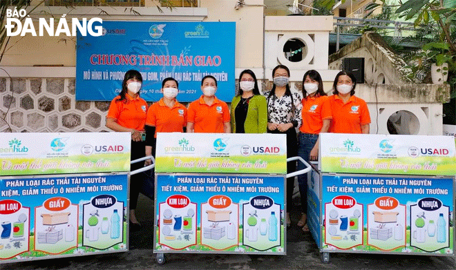 The Da Nang Women's Union handing over recyclable trash containers to its chapters at grassroots level to promote waste classification at source on December 10, 2021. Photo: HOANG HIEP