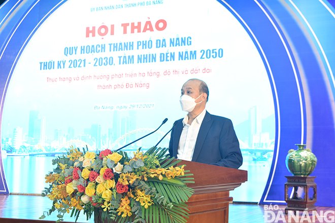 Vice Chairman of the Da Nang People's Committee Le Quang Nam addresses the seminar, December 29, 2021. Photo:  TRIEU TUNG