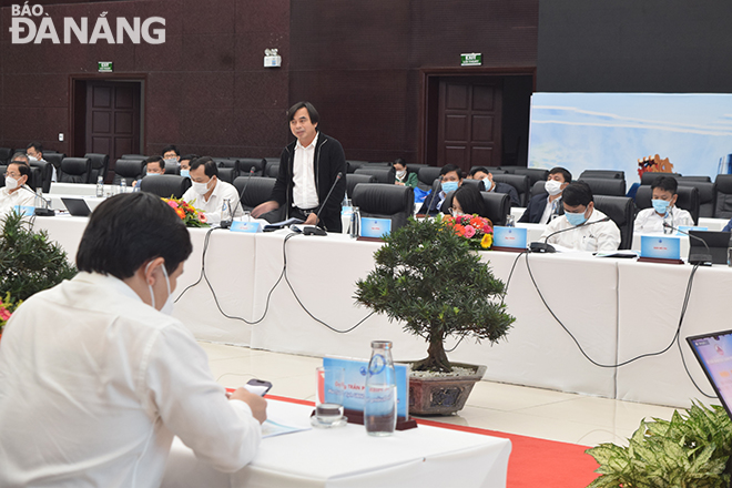 Director of the Da Nang Department of Natural Resources and the Environment cum Chairman of the Da Nang Architects’ Association To Van Hung delivers his opinions at the event, December 29, 2021. Photo:  TRIEU TUNG