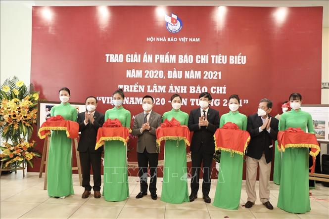 Đại biểu cắt băng khai mạc triển lãm ảnh “Việt Nam 2020 - Ấn tượng 2021”. Ảnh: Minh Quyết/TTXVN