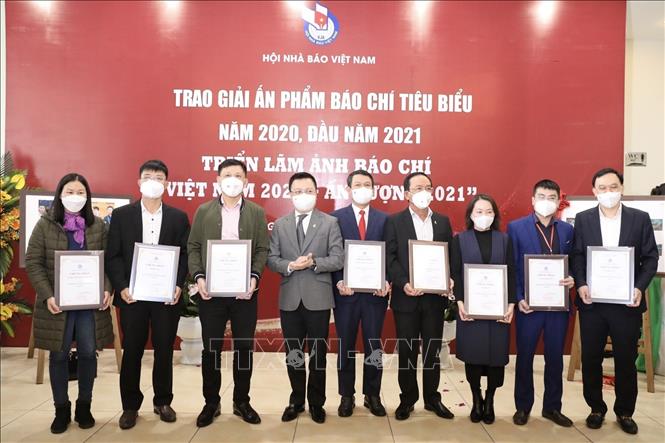 Ban tổ chức trao Giải thưởng Giao diện điện tử ấn tượng năm 2021. Ảnh: Minh Quyết/TTXVN