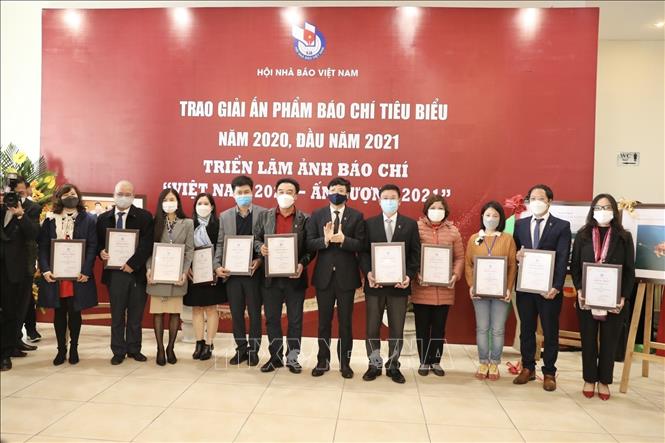 Ban tổ chức trao giải B Giải thưởng Bìa báo Tết ấn tượng năm 2021 cho các đơn vị đoạt giải. Ảnh: Minh Quyết/TTXVN