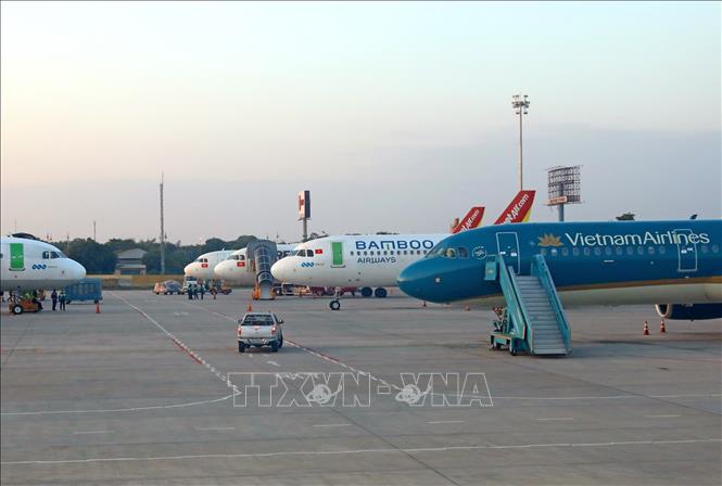 Máy bay của các hãng hàng không Việt Nam chuẩn bị đón khách tại sân bay Nội Bài. Ảnh (tư liệu): Ngọc Hà/TTXVN