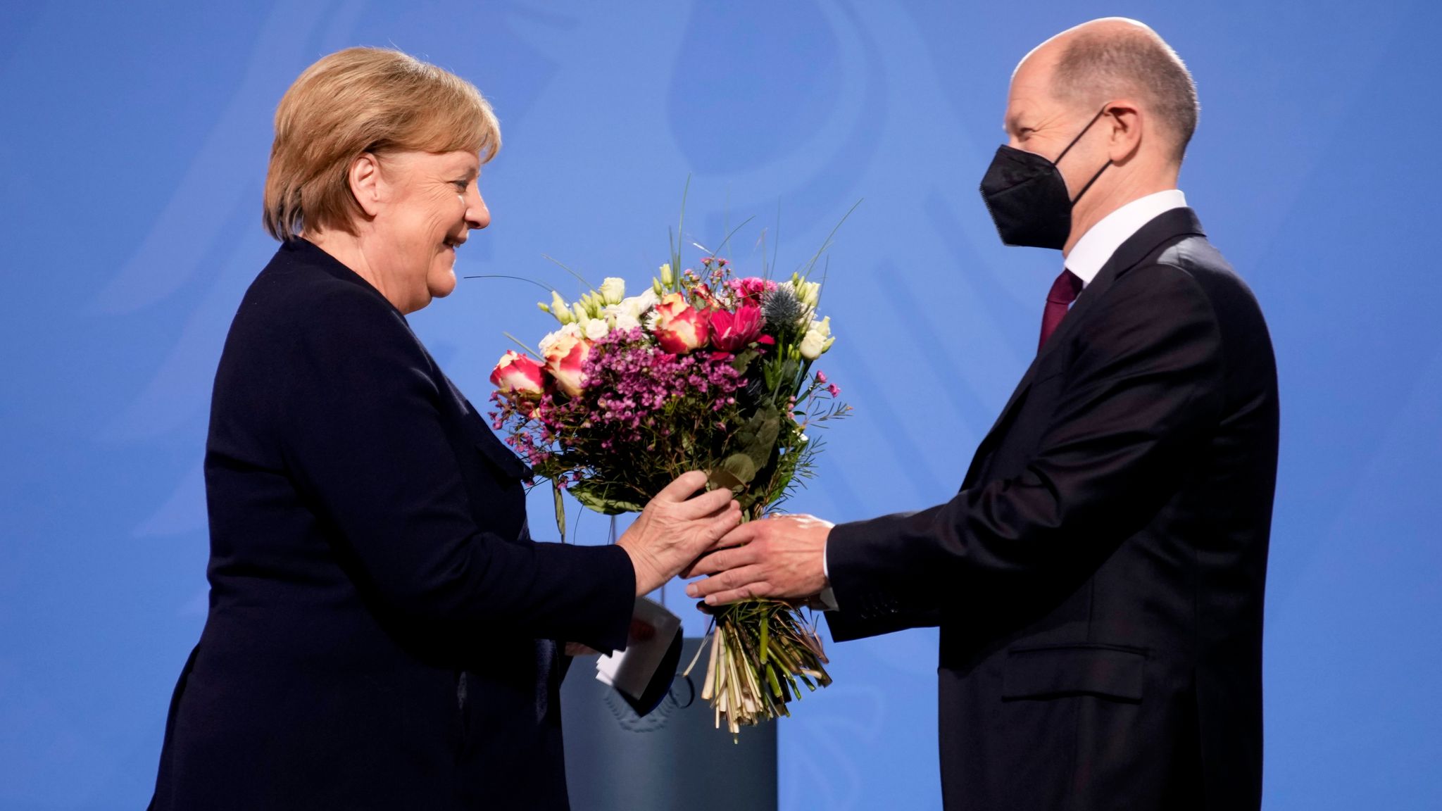 Bà Angela Merkel rời nhiệm sở, nhường lại vị trí Thủ tướng cho ông Olaf Scholz, lãnh đạo đảng Dân chủ Xã hội (SPD). Ảnh: AP