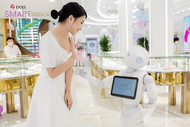 Bước chân vào DOJI Smart Đà Nẵng, khách hàng sẽ được đón tiếp bằng AI Robot, thay vì lễ tân như thông thường.